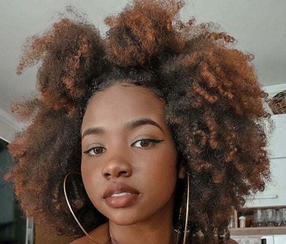 5 façons d’utiliser l’eau de rose pour les cheveux naturels