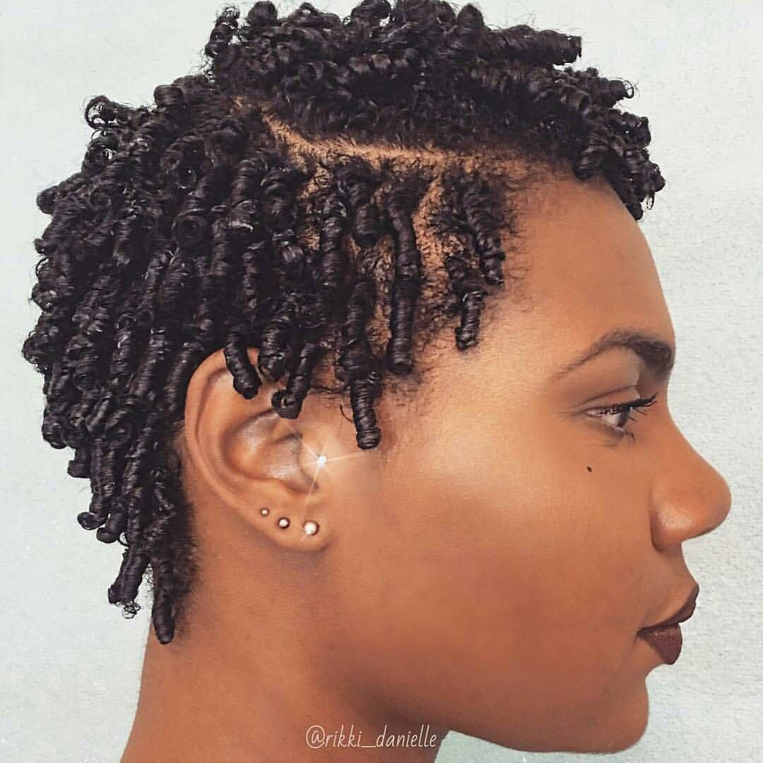 Comment créer des bobines de doigts lisses sur des cheveux naturels