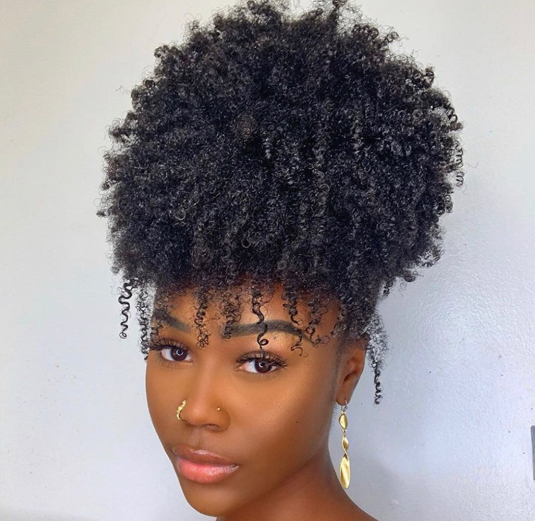 Comment faire la coiffure ananas sur cheveux bouclés naturels